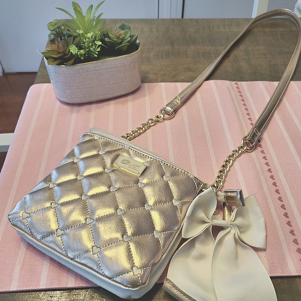Betsey Johnson Crossbody, metallic pink with bow…🩷